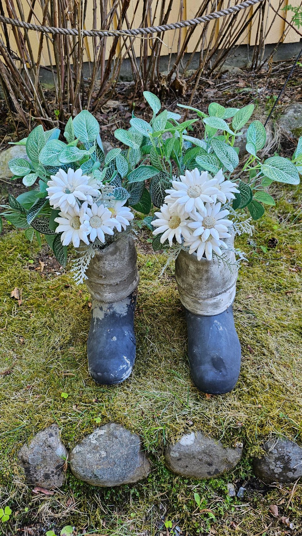 Pihakoriste kengät valkoisilla kukilla
