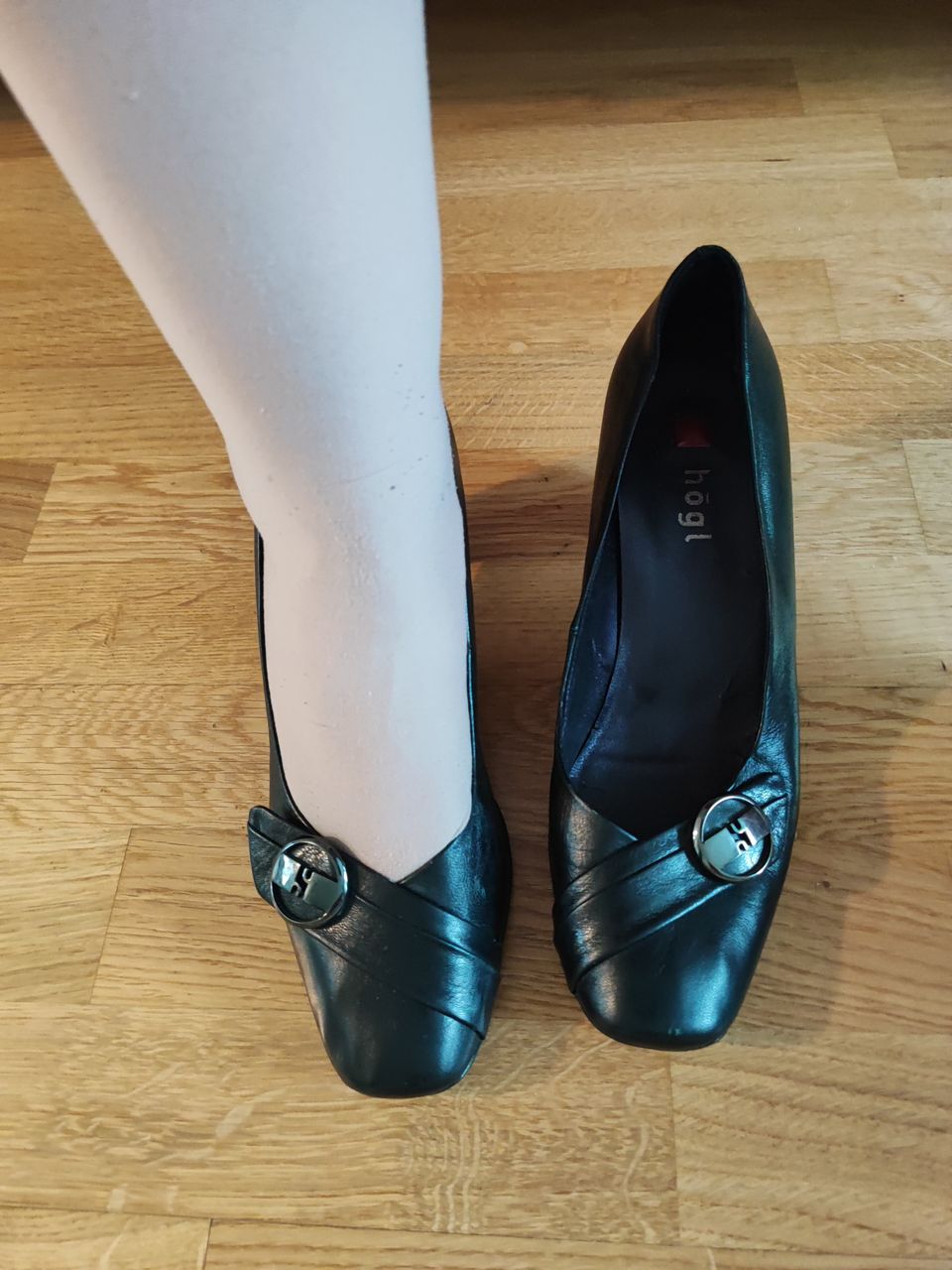 Naisten mustat kengät