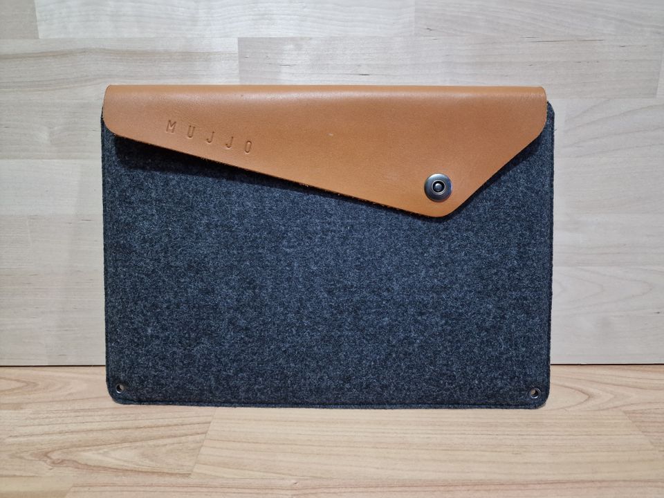 Mujjo 13” Macbook Folio Sleeve for the MacBook Pro