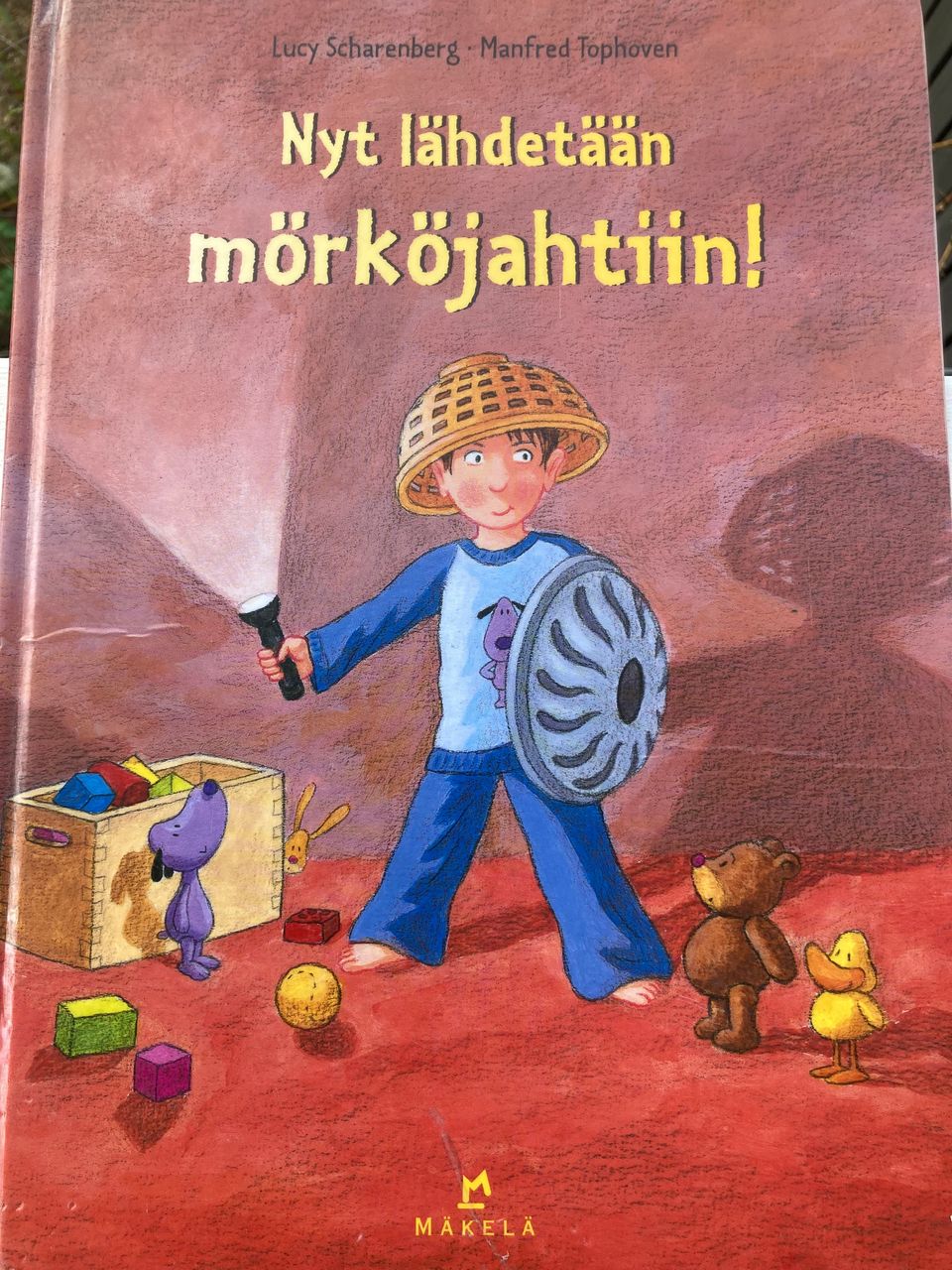 Kirja Nyt lähdetään mörköjahtiin!