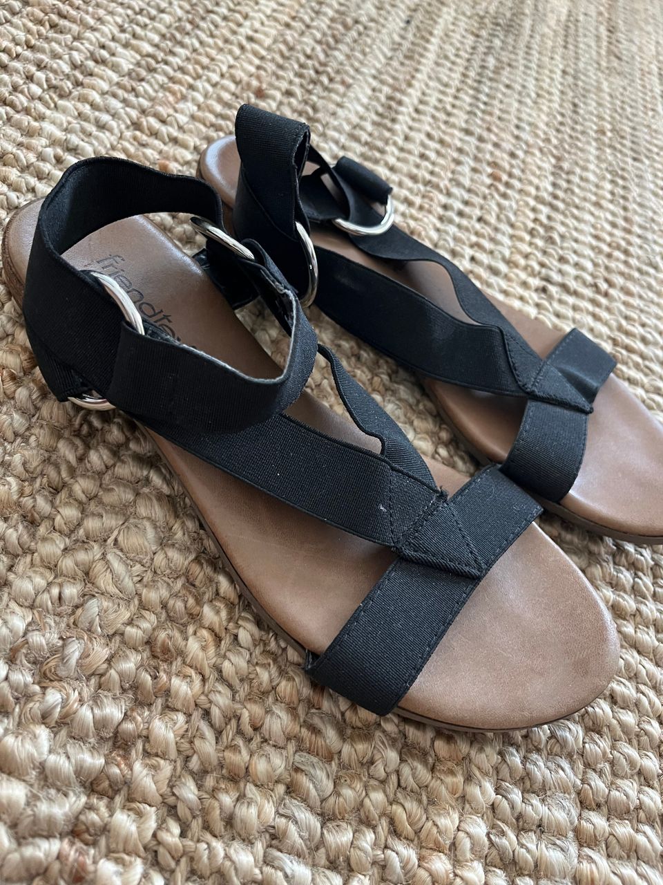Mustat sandaalit 38
