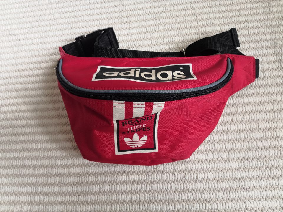 Adidas vyölaukku