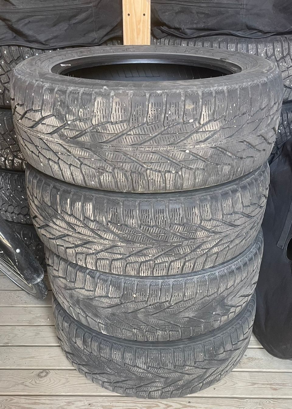 Hakkapeliitta R2 kitkarenkaat 215/60R17