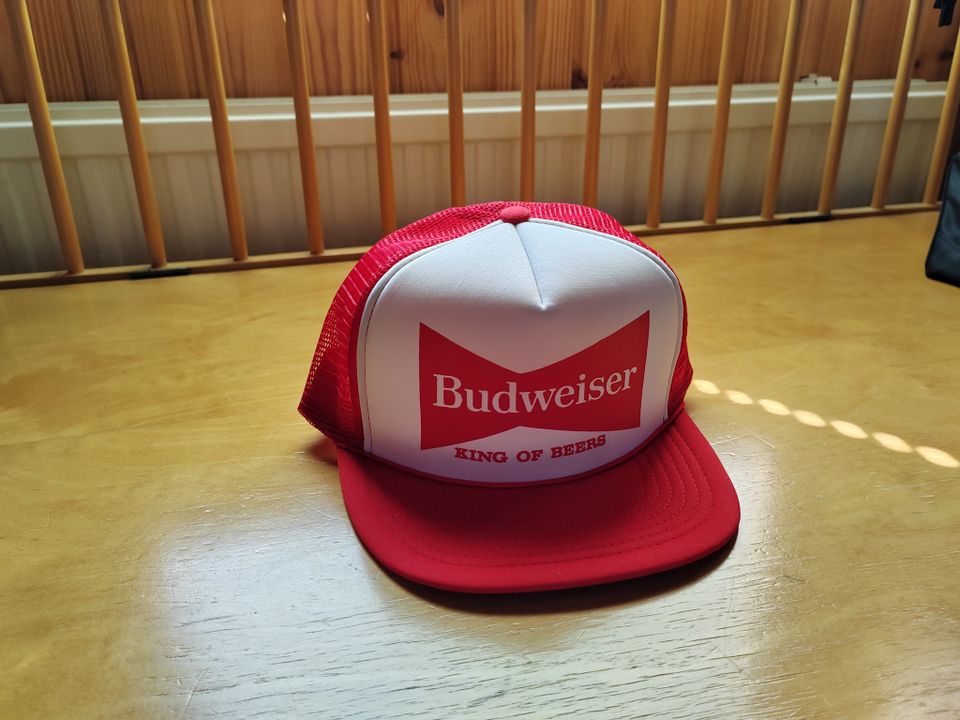 Verkkolippis painatuksella Budweiser, Ford, Levis