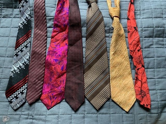 Erilaisia ja eri vuosikymmeniltä solmioita