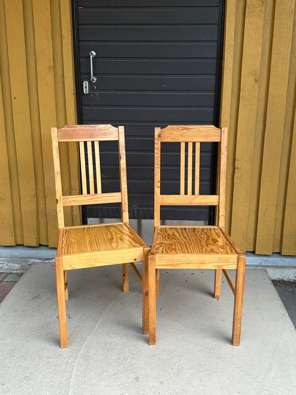 2kpl puisia tuoleja, pehmusteet halutessa mukaan