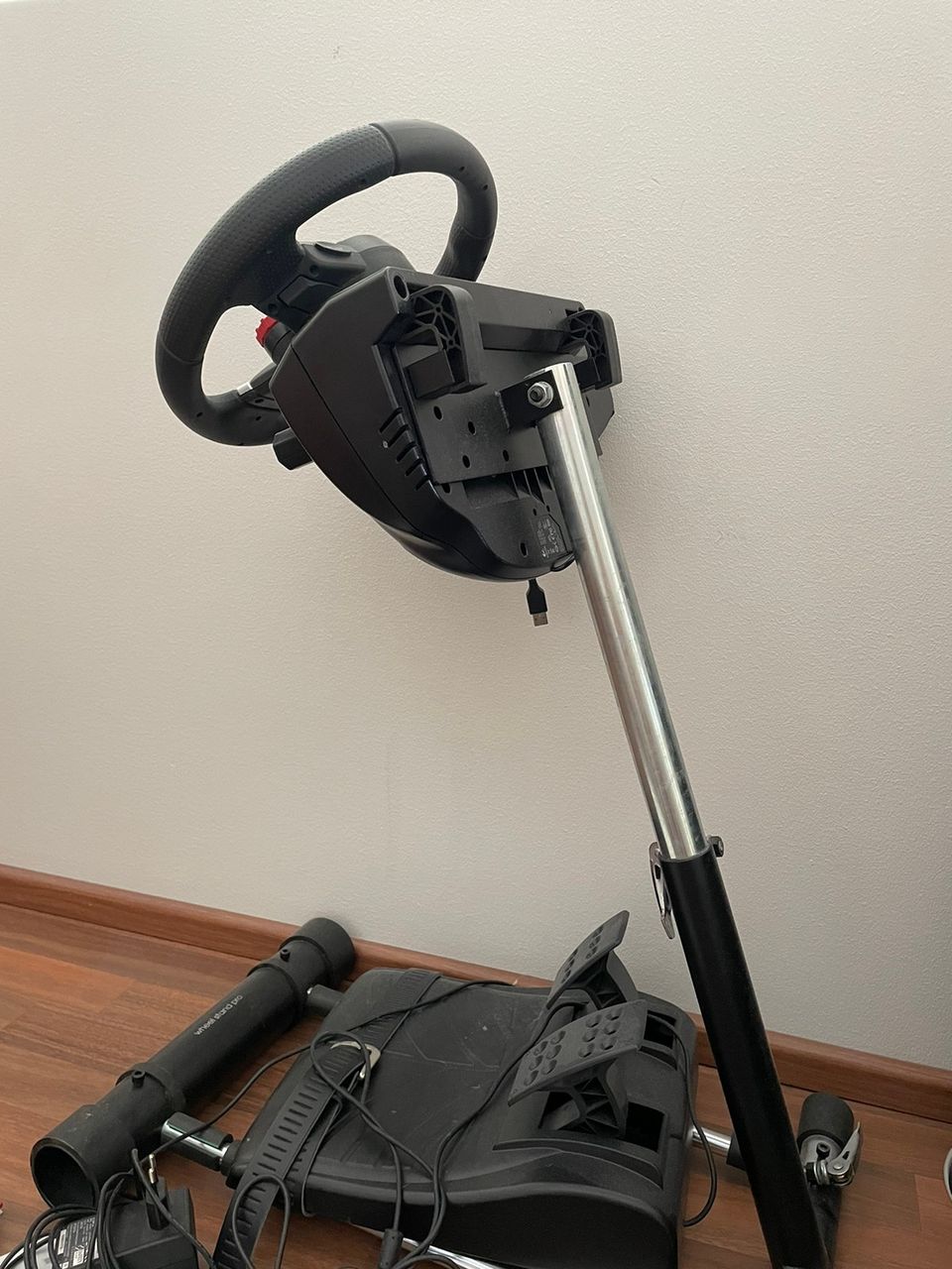 Logitech Driving Force GT -rattiohjain, polkimet ja wheel stand pro