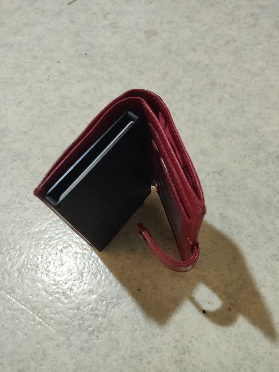 Pieni lompakko korttimekanismilla