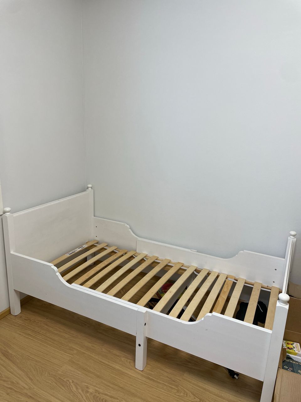 Ikea Leskvik  valkoinen jatkettava lastensänky