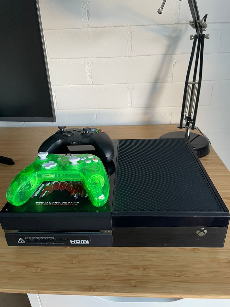 Xbox one ja kaksi ohjainta