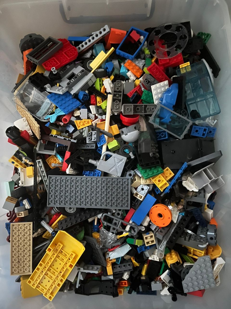 Sekalainen kattaus Legoja