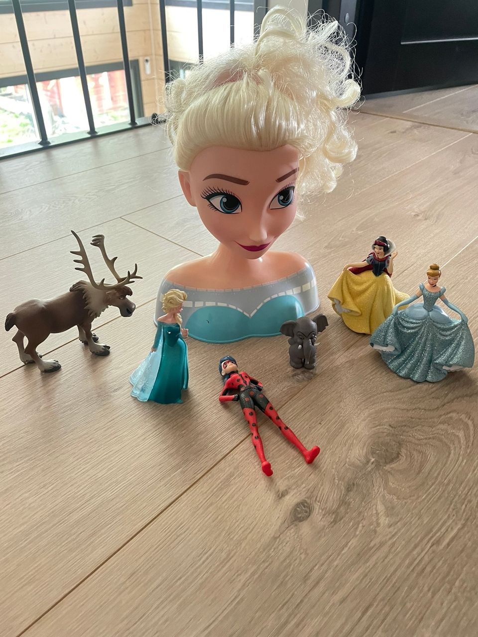 Elsa kampauspää ja lelut