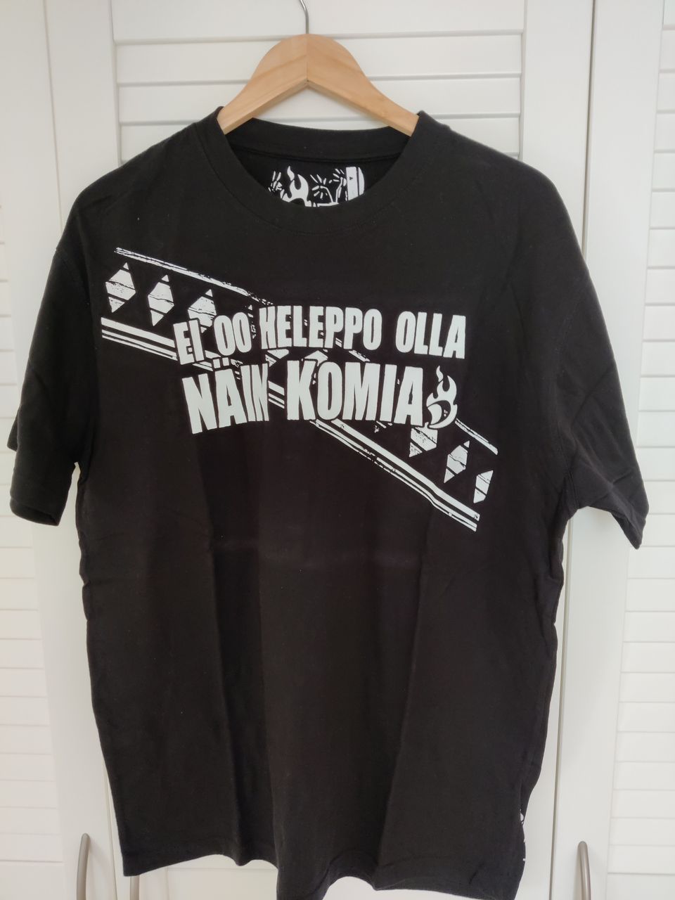 Miesten "Ei oo heleppo olla näin komia" T-paita, koko XXL
