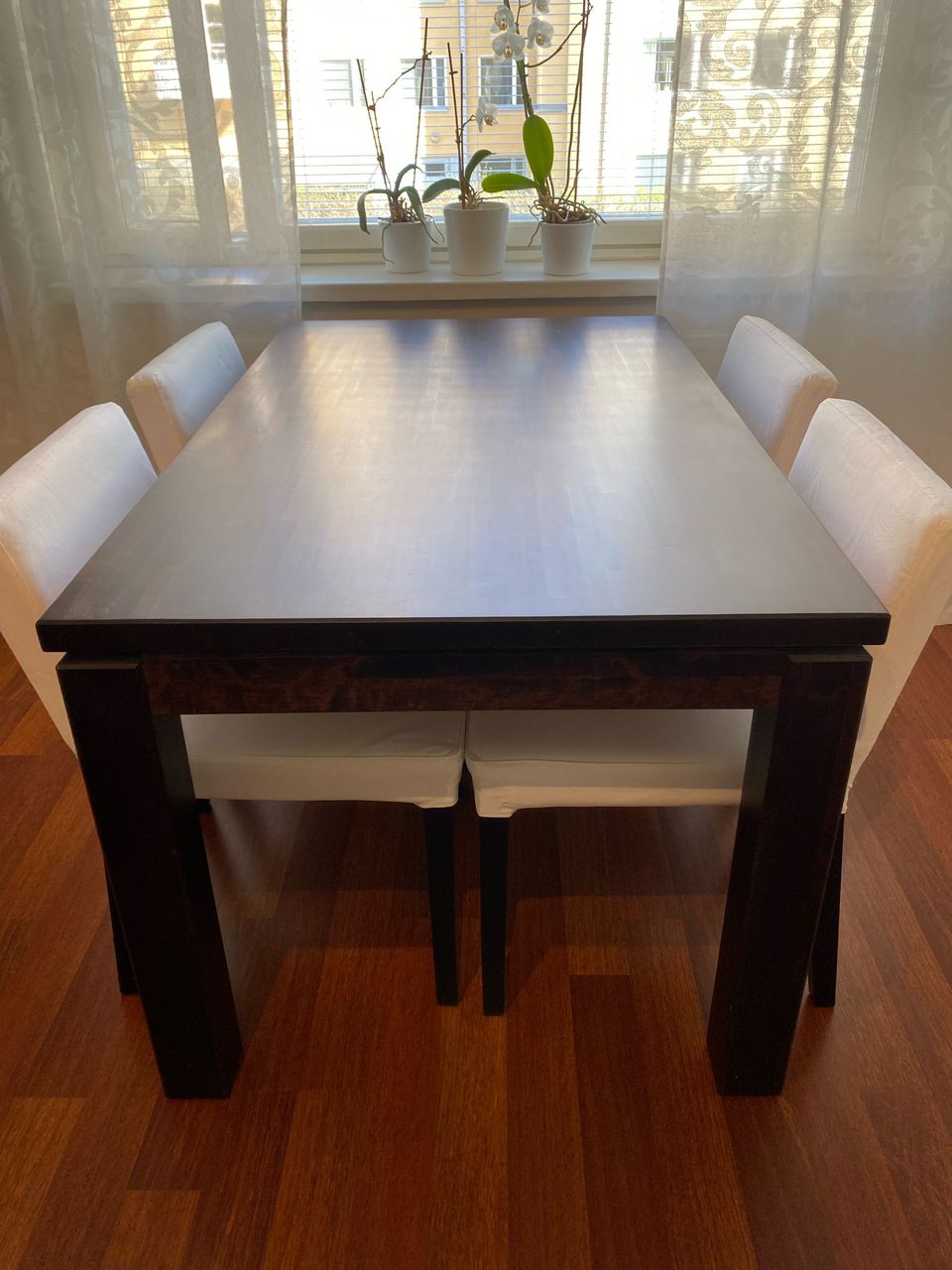 Ruokapöytä (140x85) ja 4 tuolia