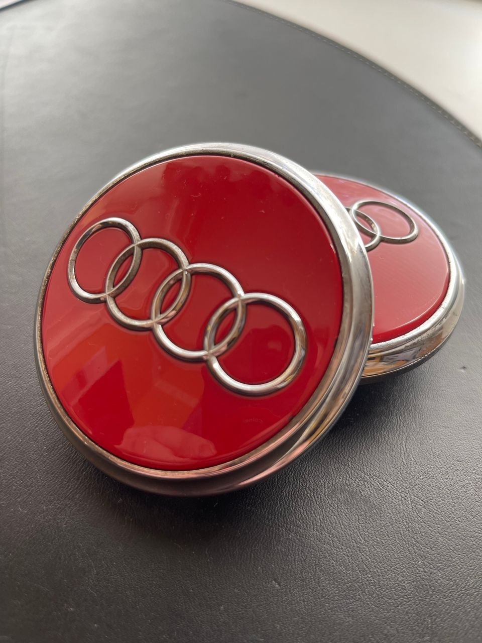 Audi Punaiset 77 mm keskikupit 4L0601170
