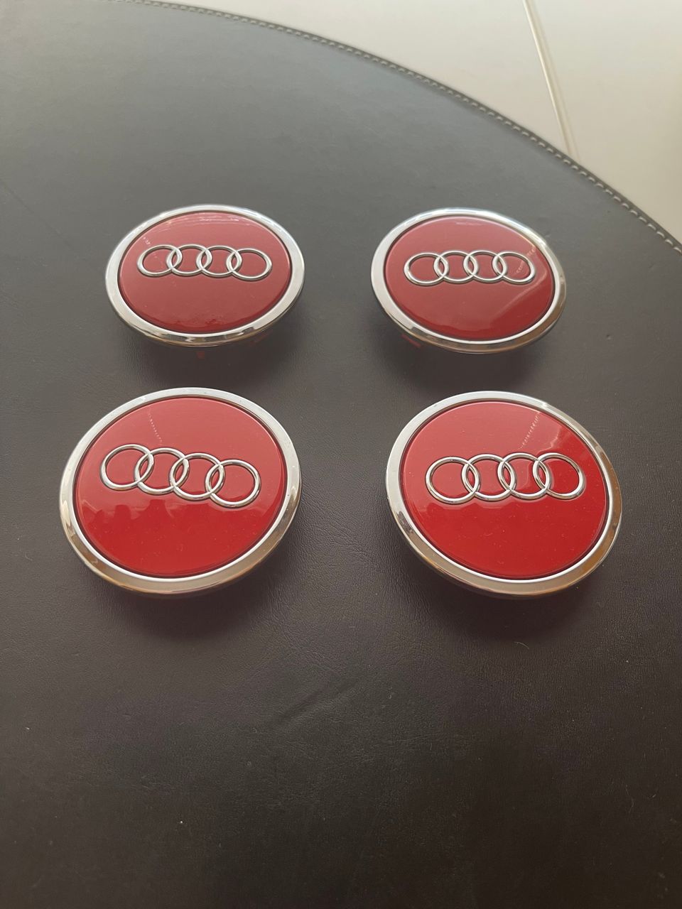 Audi Punaiset keskikupit 69 mm 8T0 601170A