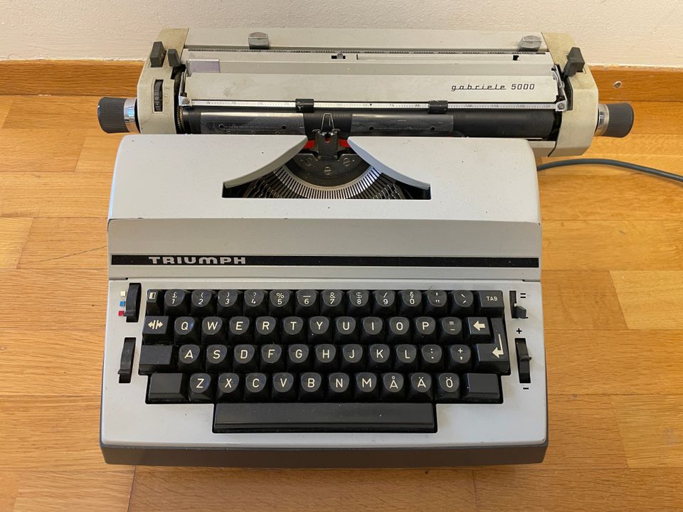 Triumph Gabriele 5000 sähköinen kirjoituskone