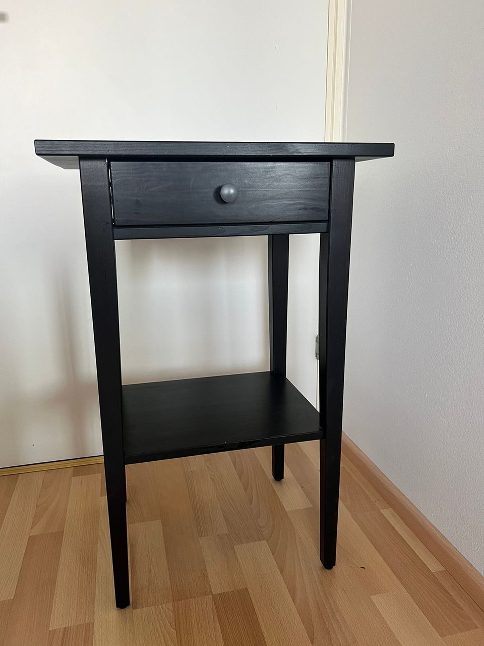 Ikea Hemnes yöpöytä