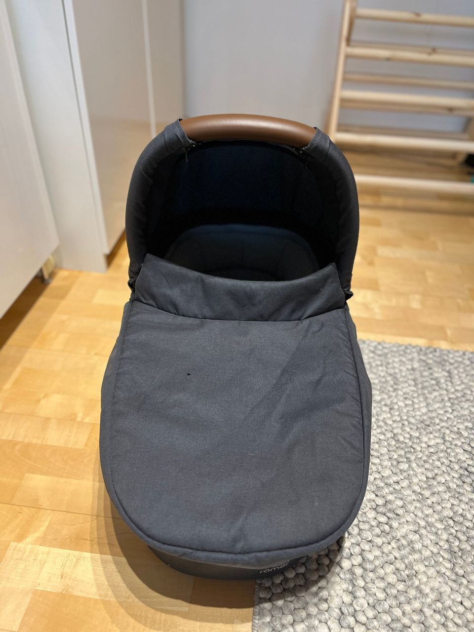 Britax Römer Vaunukoppa St rider M Black Shadow sadesuojalla