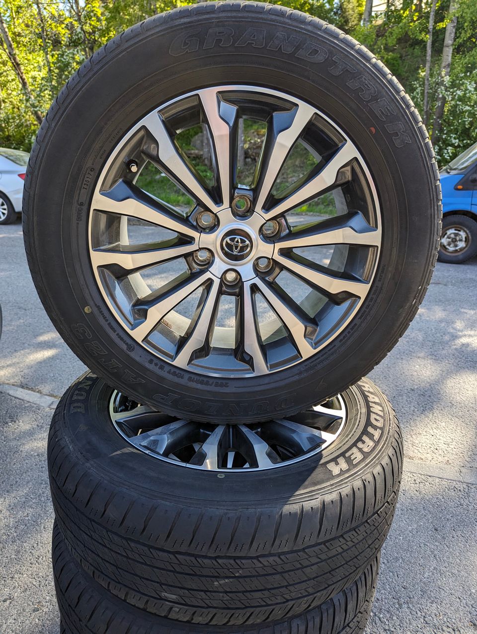 Toyota Land Cruiser Oem wheels, Dunlop Grandtrek 265/55/19"