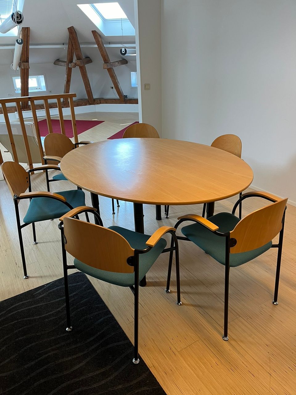Neuvottelupöytä ja tuolit