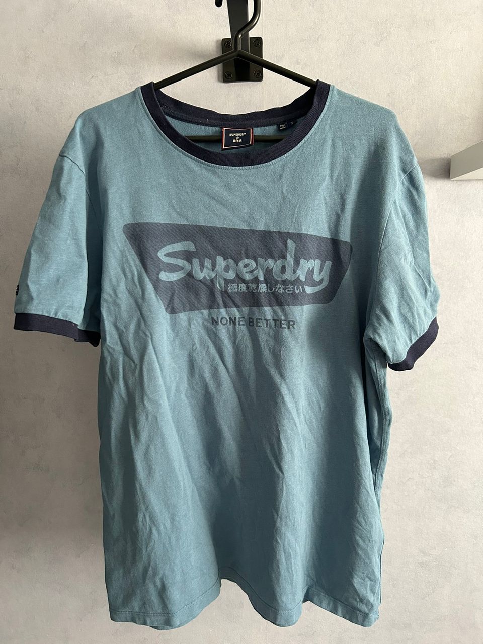 2 Superdry t-paitaa