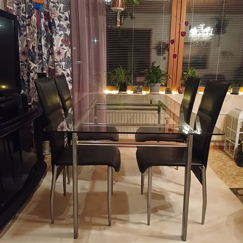 Ruokapöytä ja 4 tuolia