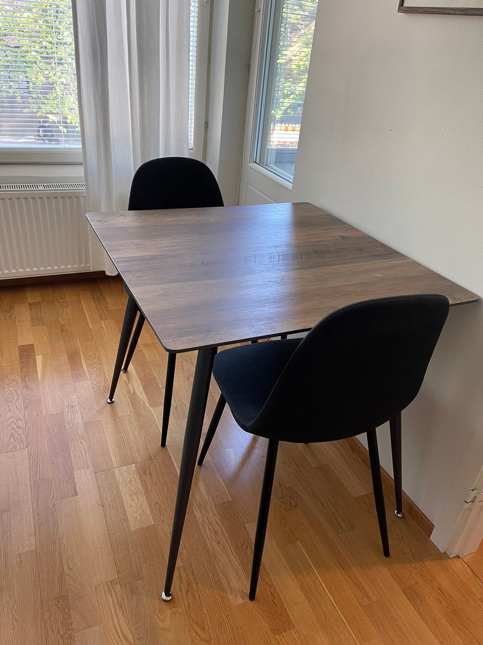 Pöytä + 2 tuolia