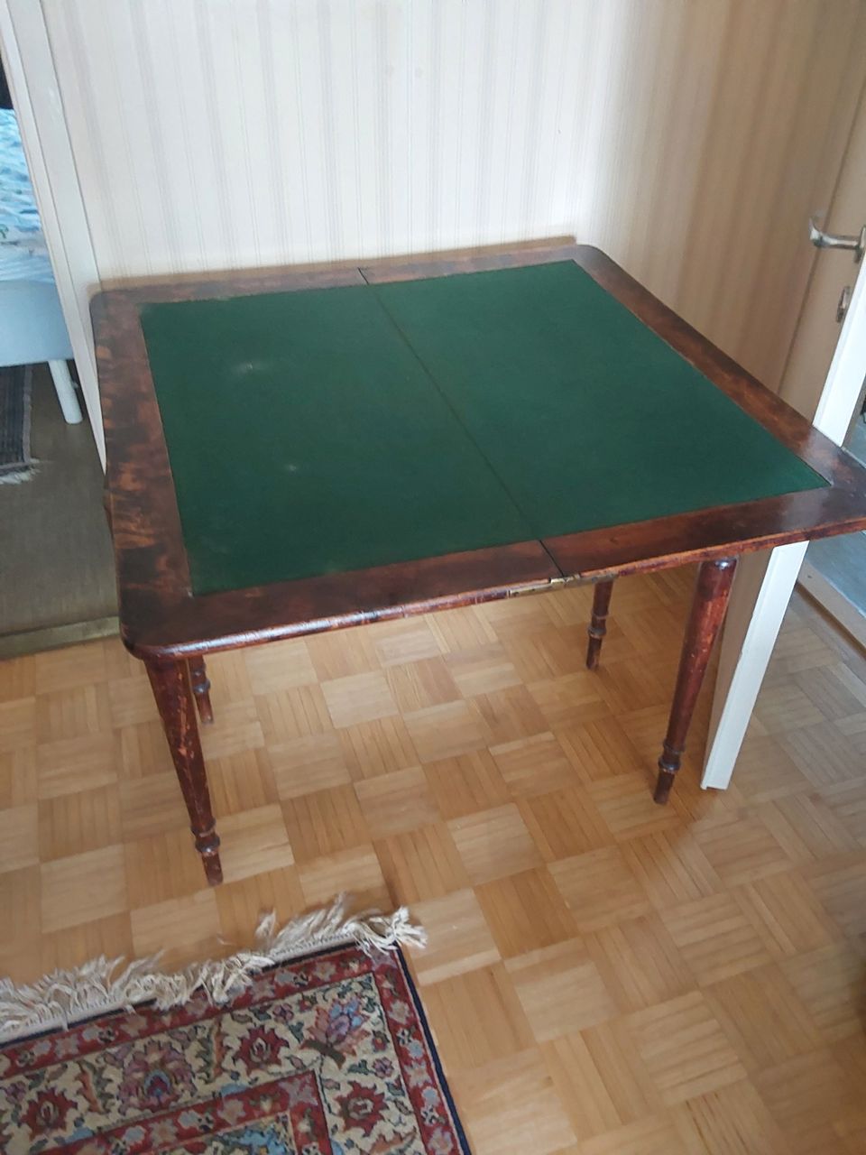 Vanha pelipöytä