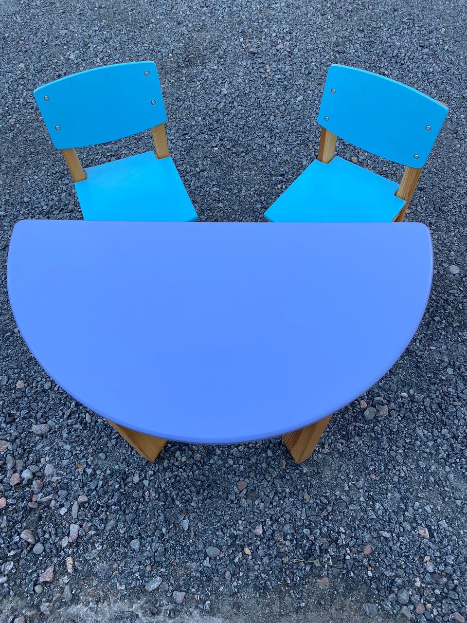 Lasten pöytä ja kaksi tuolia