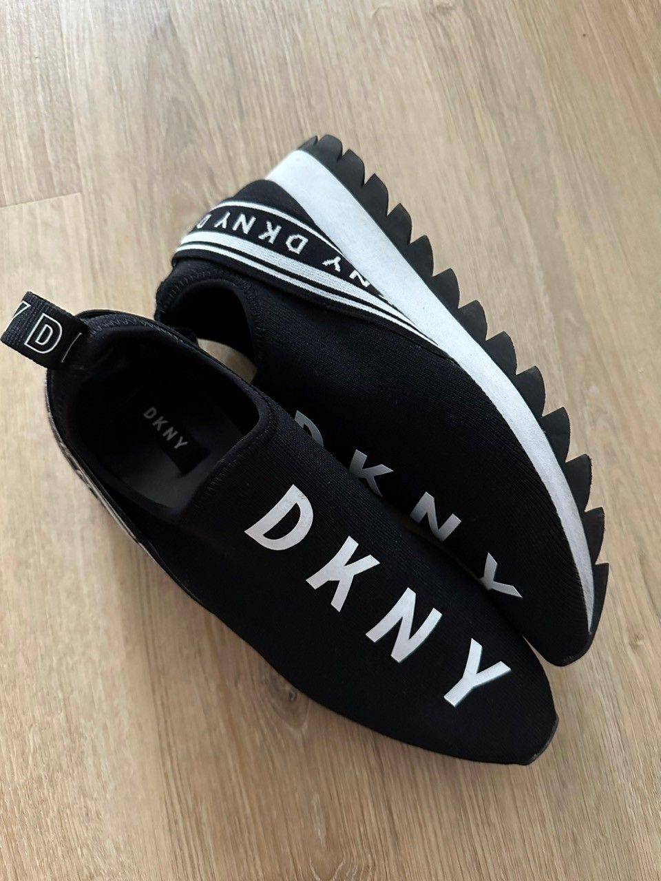 Uudet DKNY kengät