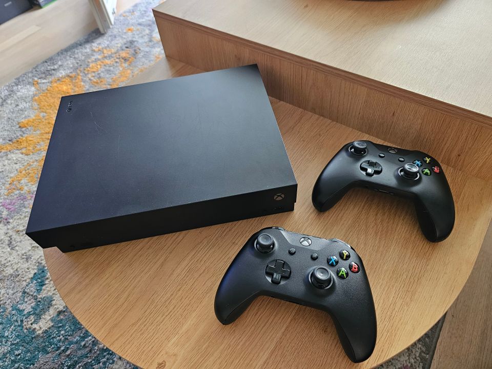 Xbox One X (1 Tb) + 2 ohjainta