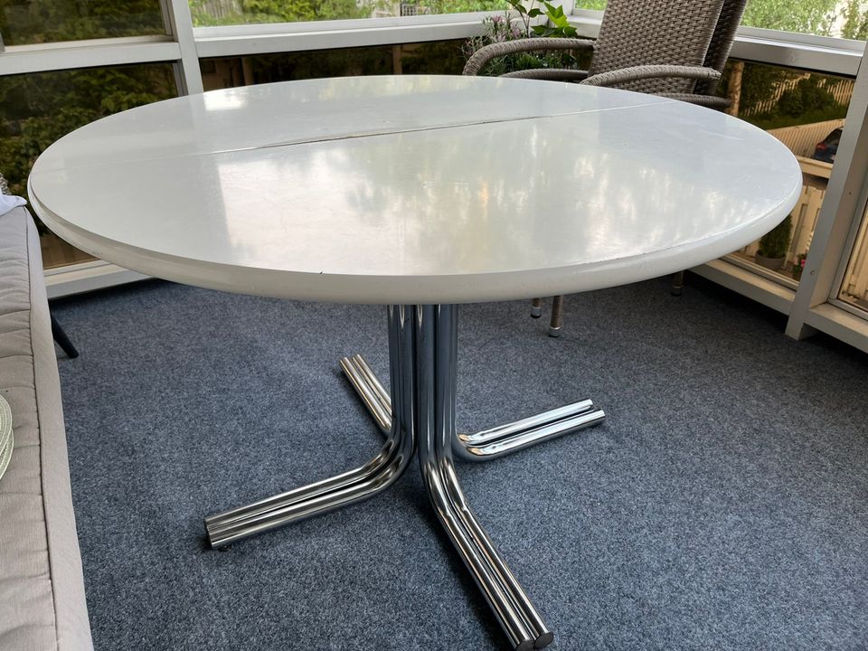 Jatkettava pyöreä pöytä halkaisija 112 cm, jatkopaloilla pituus 160 / 208 cm.
