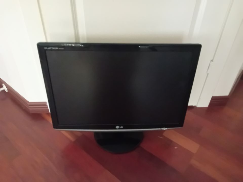 LG FLATRON 24" NÄYTTÖ