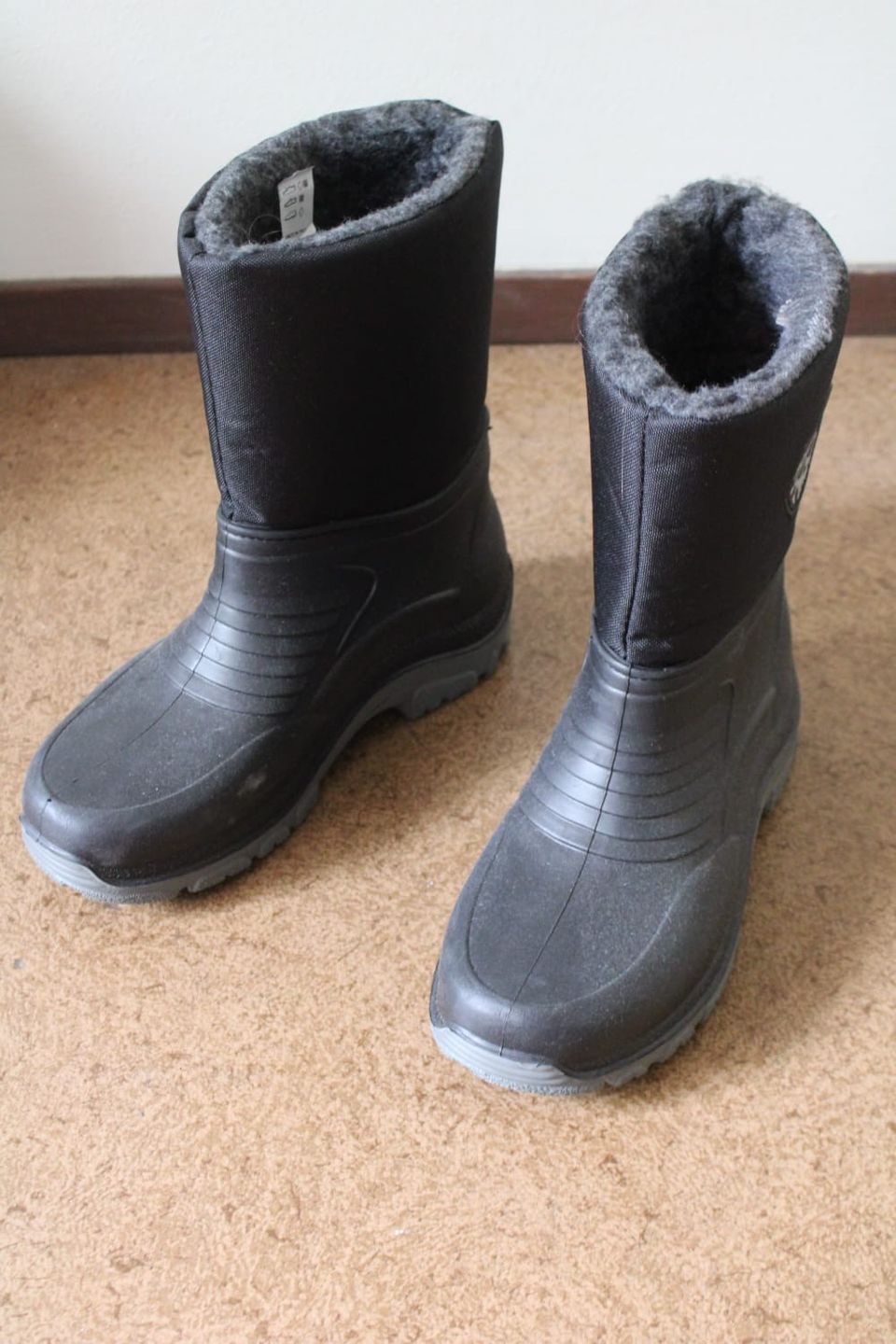 Vedenpitävät talvisaappaat vuorilla - Waterproof winter boots with lining