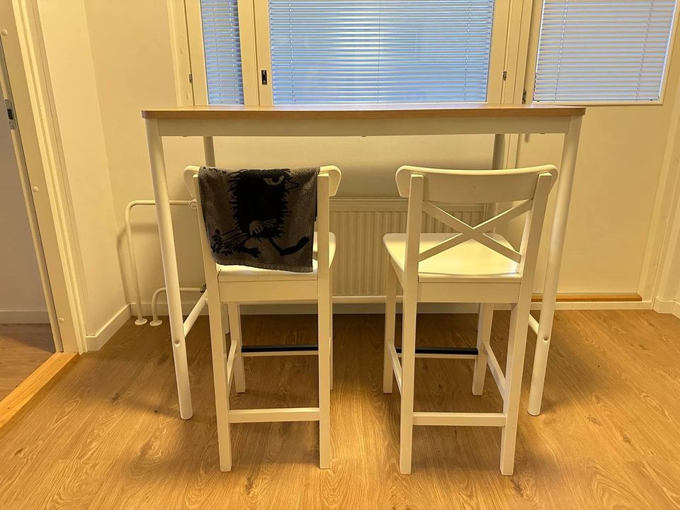 IKEA pöytä ja tuolit TOMMARYD