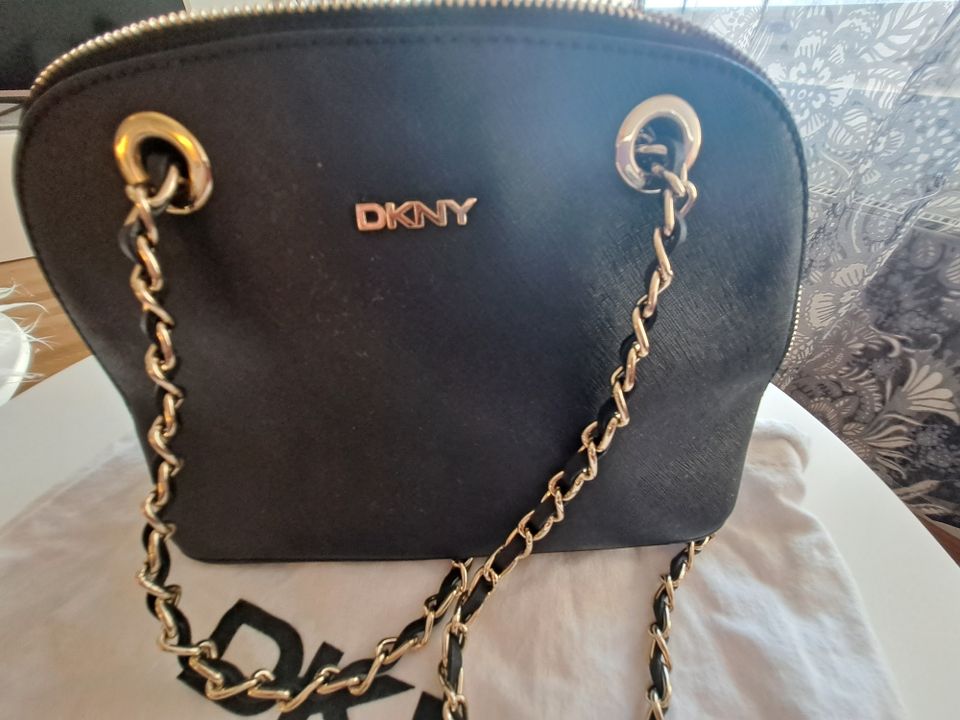 Aito DKNY- musta pikkulaukku- kovap.nahkaa