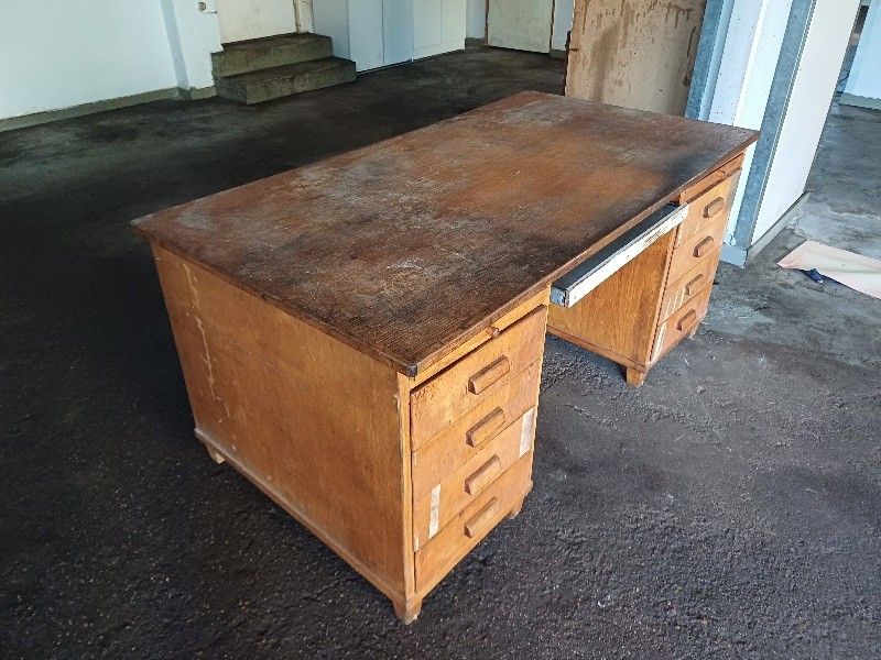 Vanha puinen työpöytä