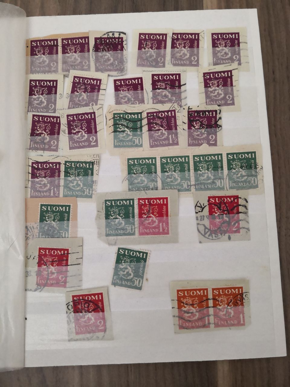 1900-luvun alkupuolen postimerkkejä kansiossa