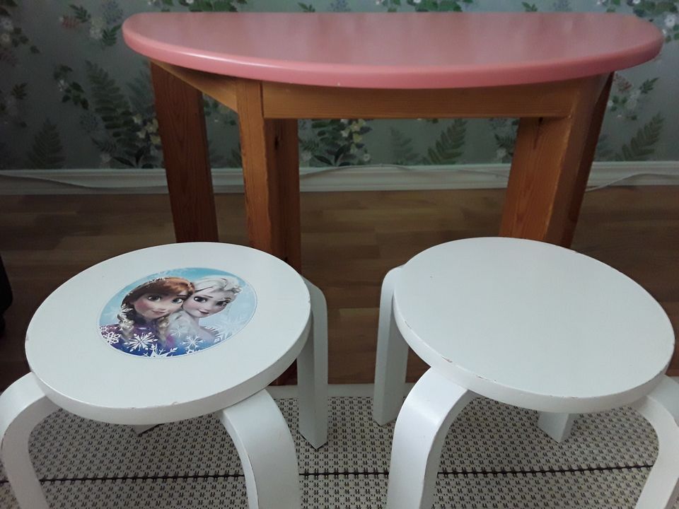 Lasten pöytä ja 2 tuolia
