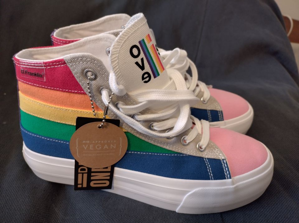 Love is love tennarit Pride koko 39-40