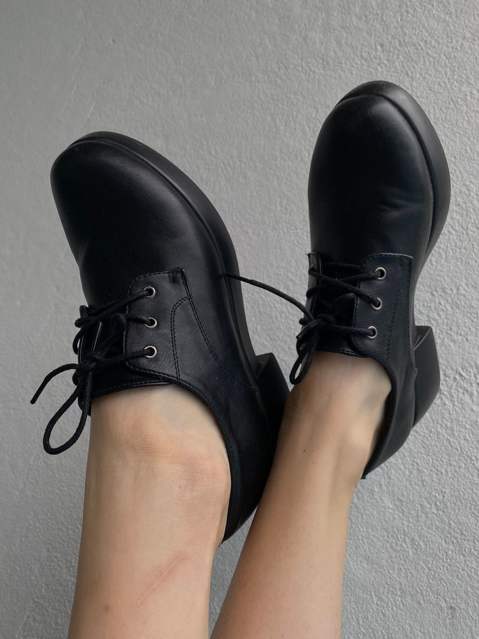 Naisten mustat kengät