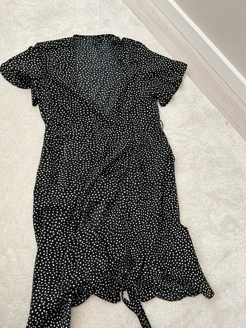 Vero Moda pilkullinen kietaisumekko koko S