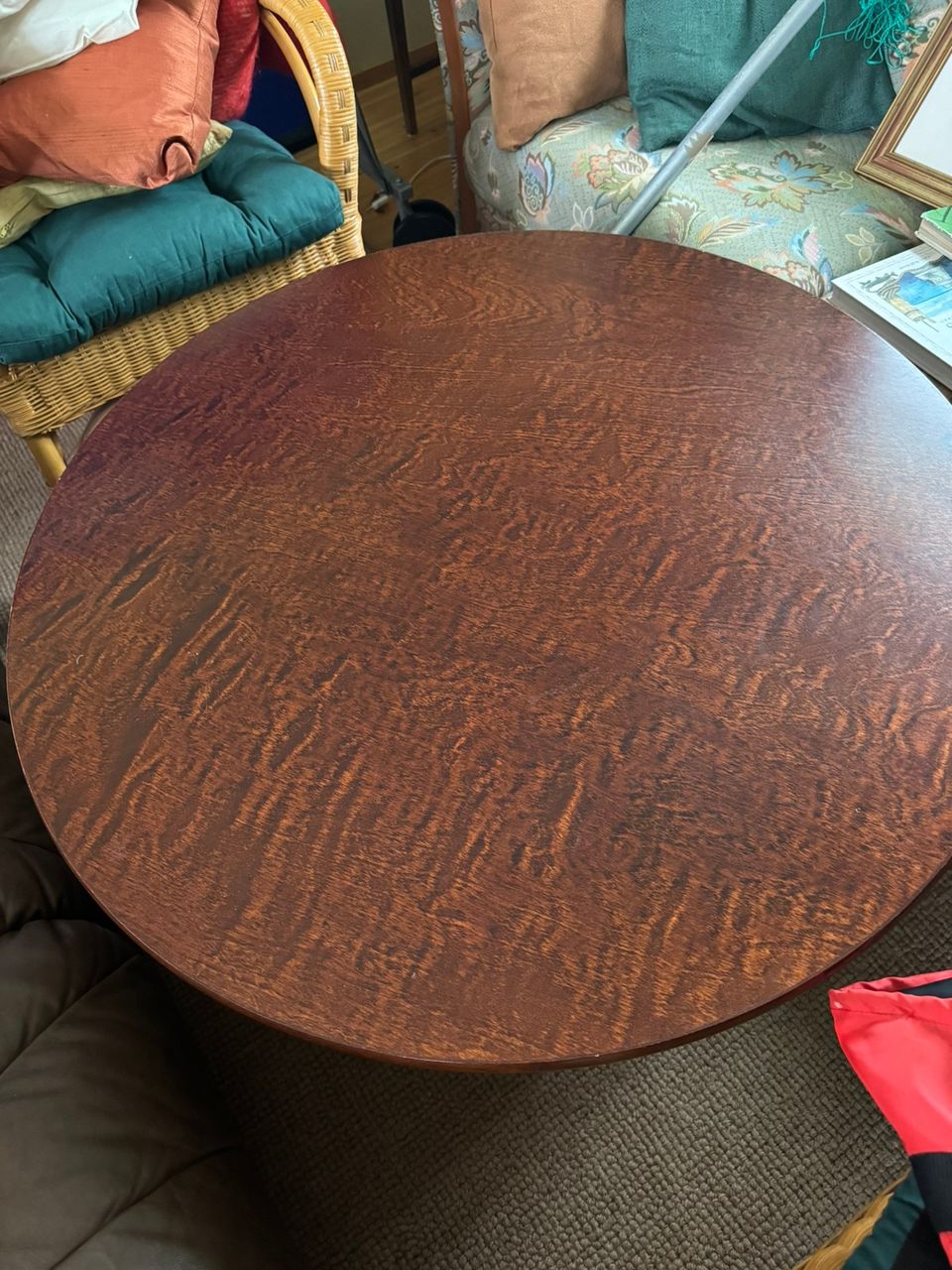 Pyöreä puinen sohvapöytä