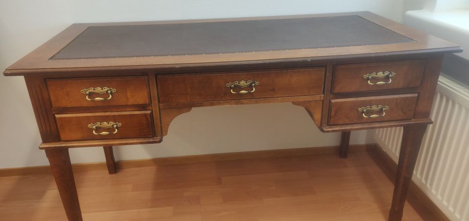 Vanhanaikainen työpöytä, erinomainen kunto, 490 €