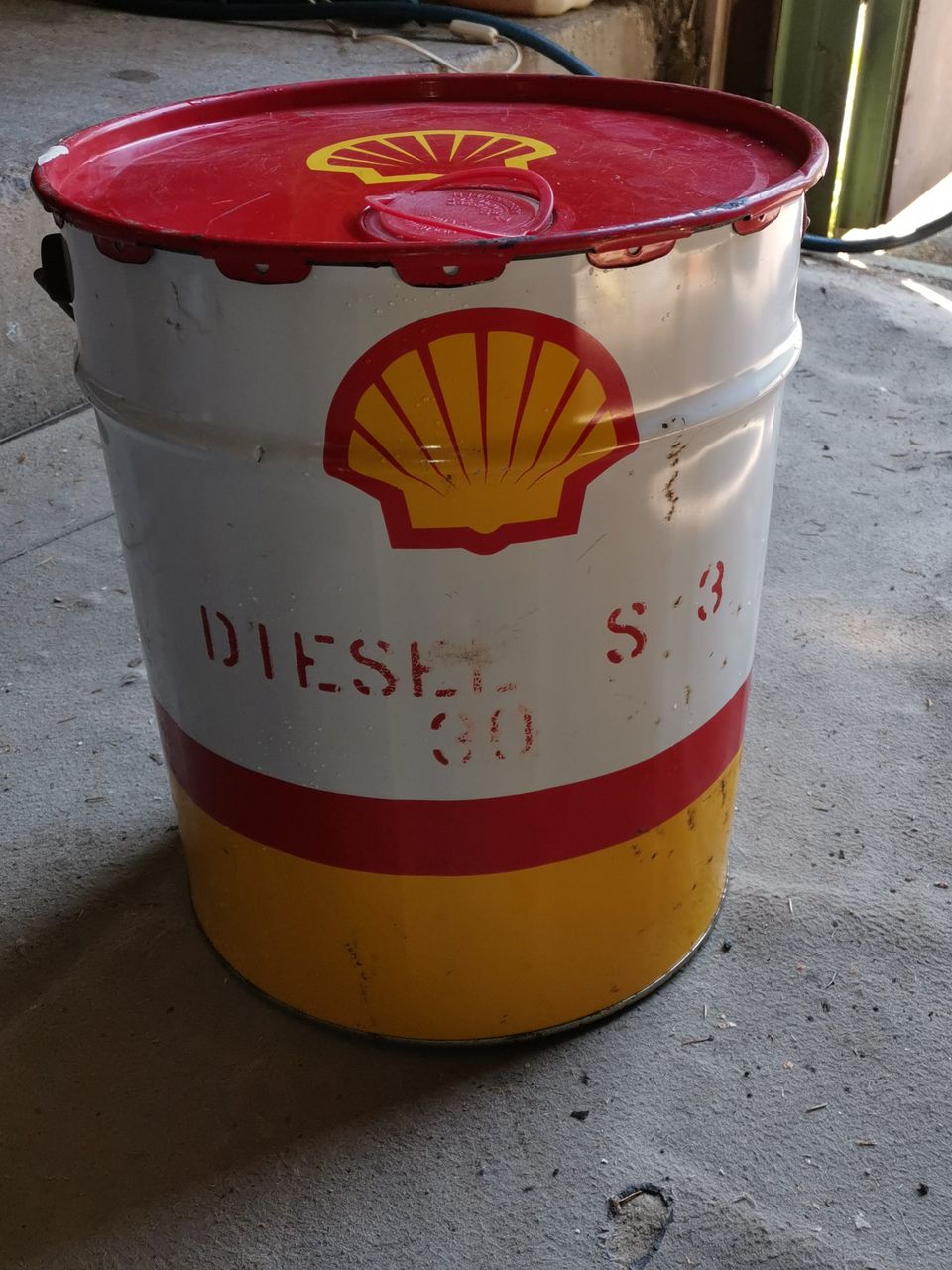 Wanha Shellin Diesel öljyastia