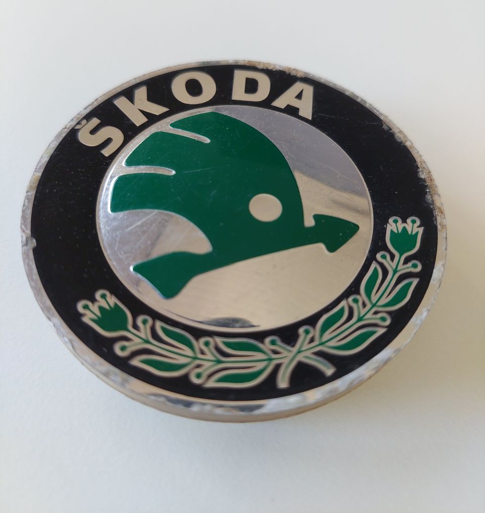 4 x Skoda aluvanteen keskiö / keskikuppi /keskikapseli 56 mm