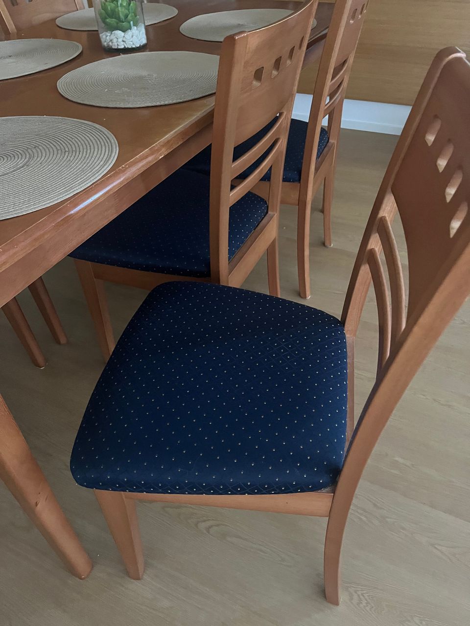 Keittiön pöytä ja 6 kpl tuoleja