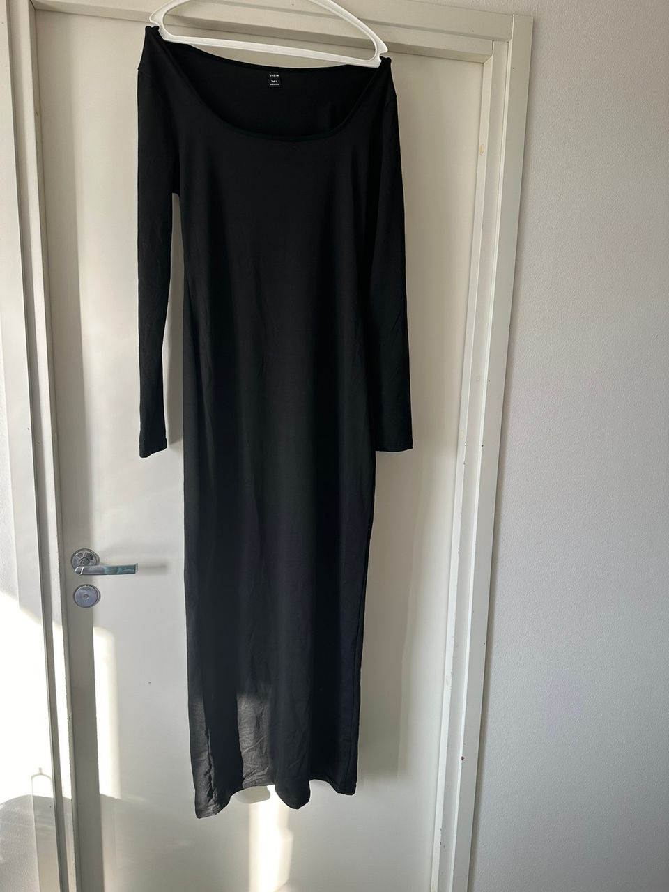 Musta pitkä mekko