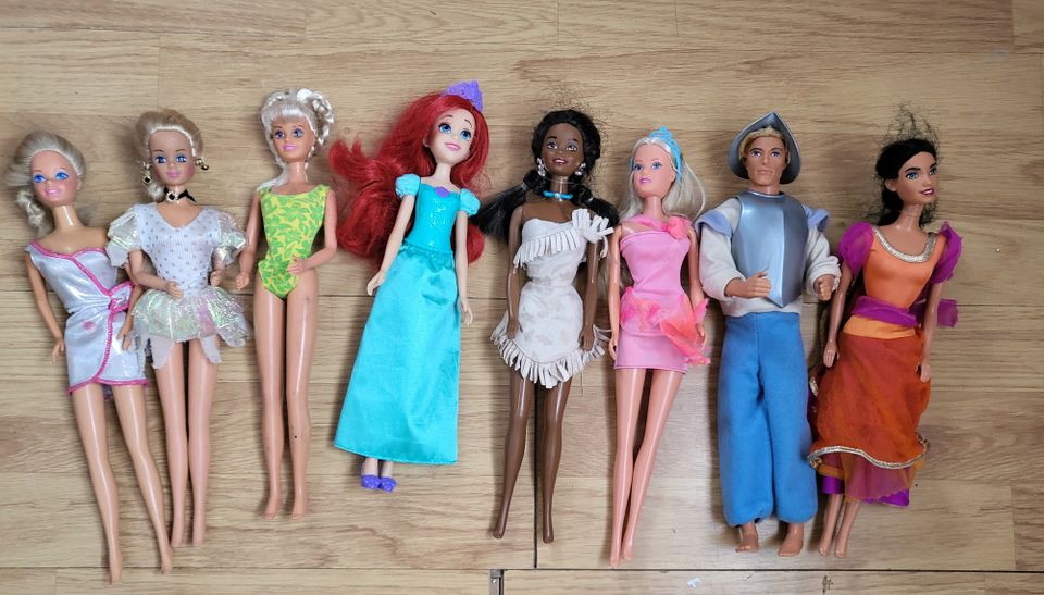 Myydään barbie yms lelu setti